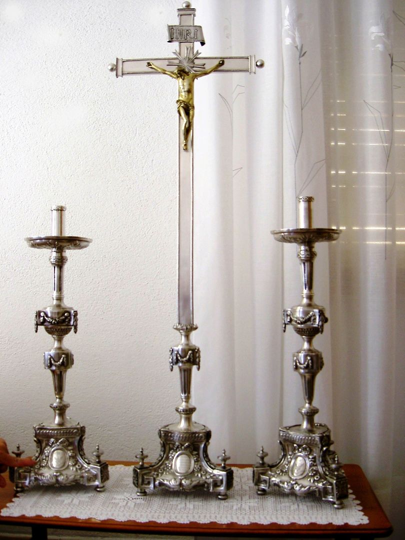 by Antonio Frau - Il crocifisso e i candelabri di Nelson