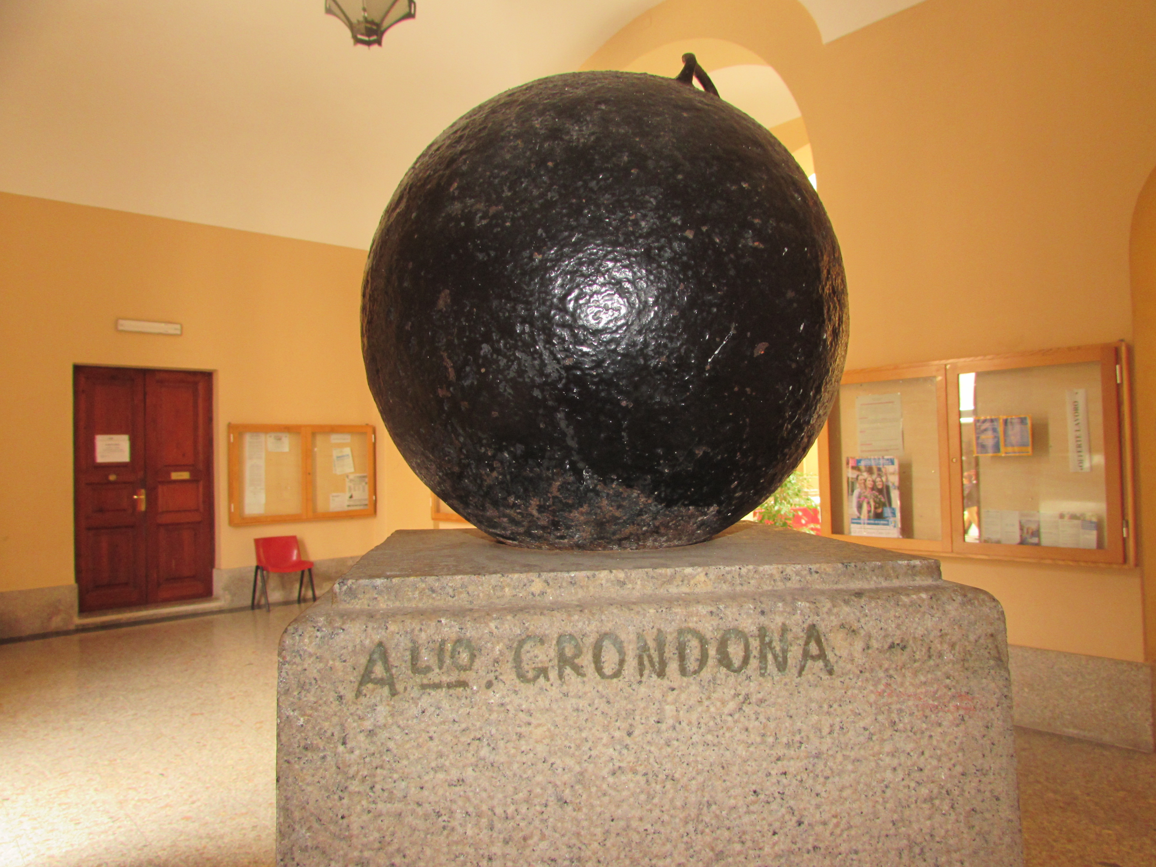 Una delle "bombe di Napoleone" presso il Municipio di La Maddalena