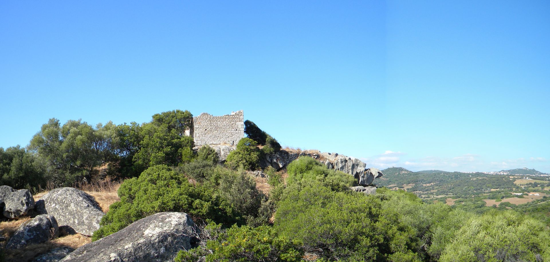 Gianni GDO - castello di Balaiana, e sulla destra in lontananza Luogosanto